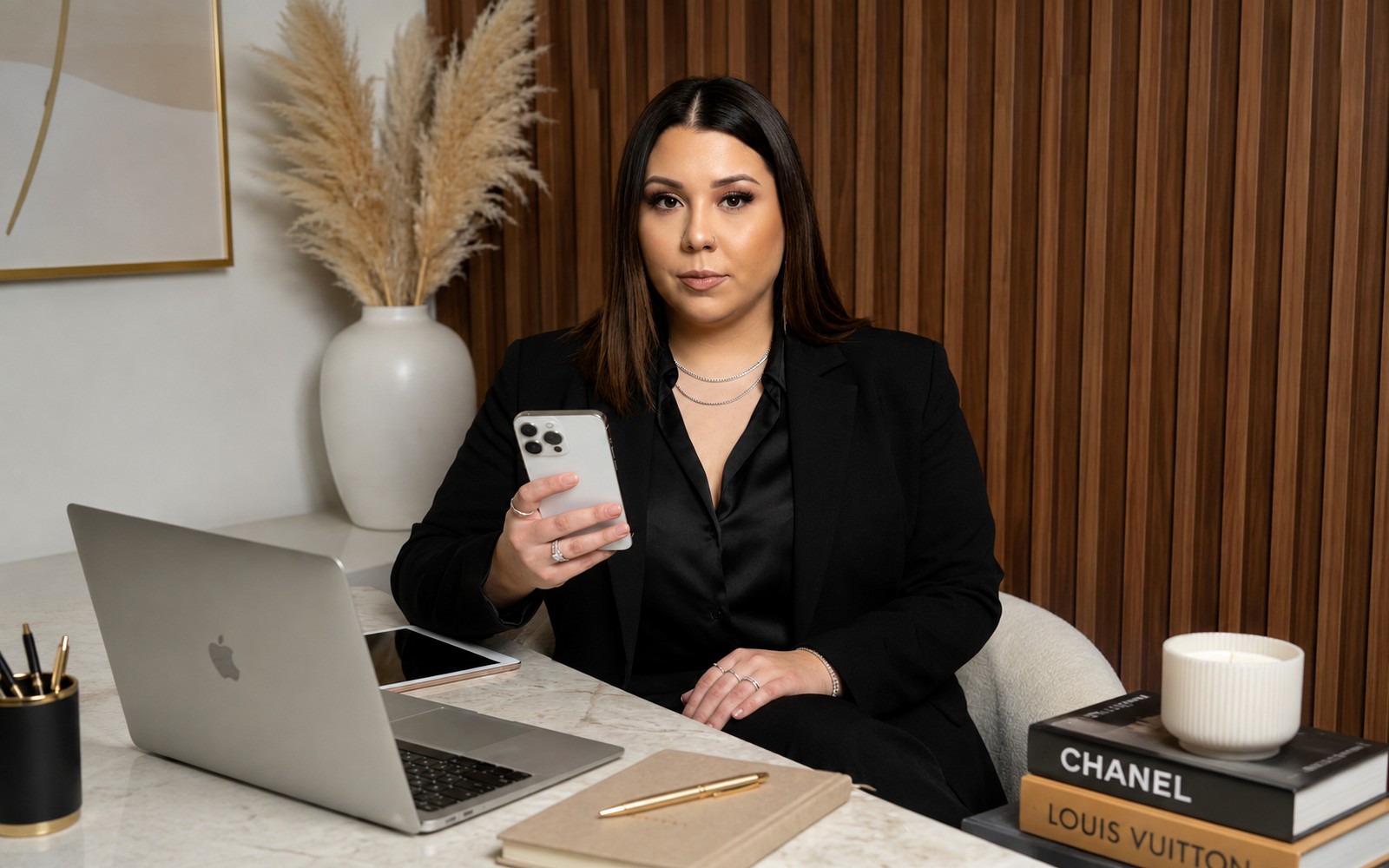 Laura Arambula revisando una estrategia de crédito